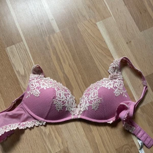 Rosa intimissimi bh💘 - Säljer denna limited edition bh:n från intismissimi som inte säljs längre. Bh:n har vadderade kupor och justerbara axelband med spetsdetaljer. Inga defekter, knappt använd💘