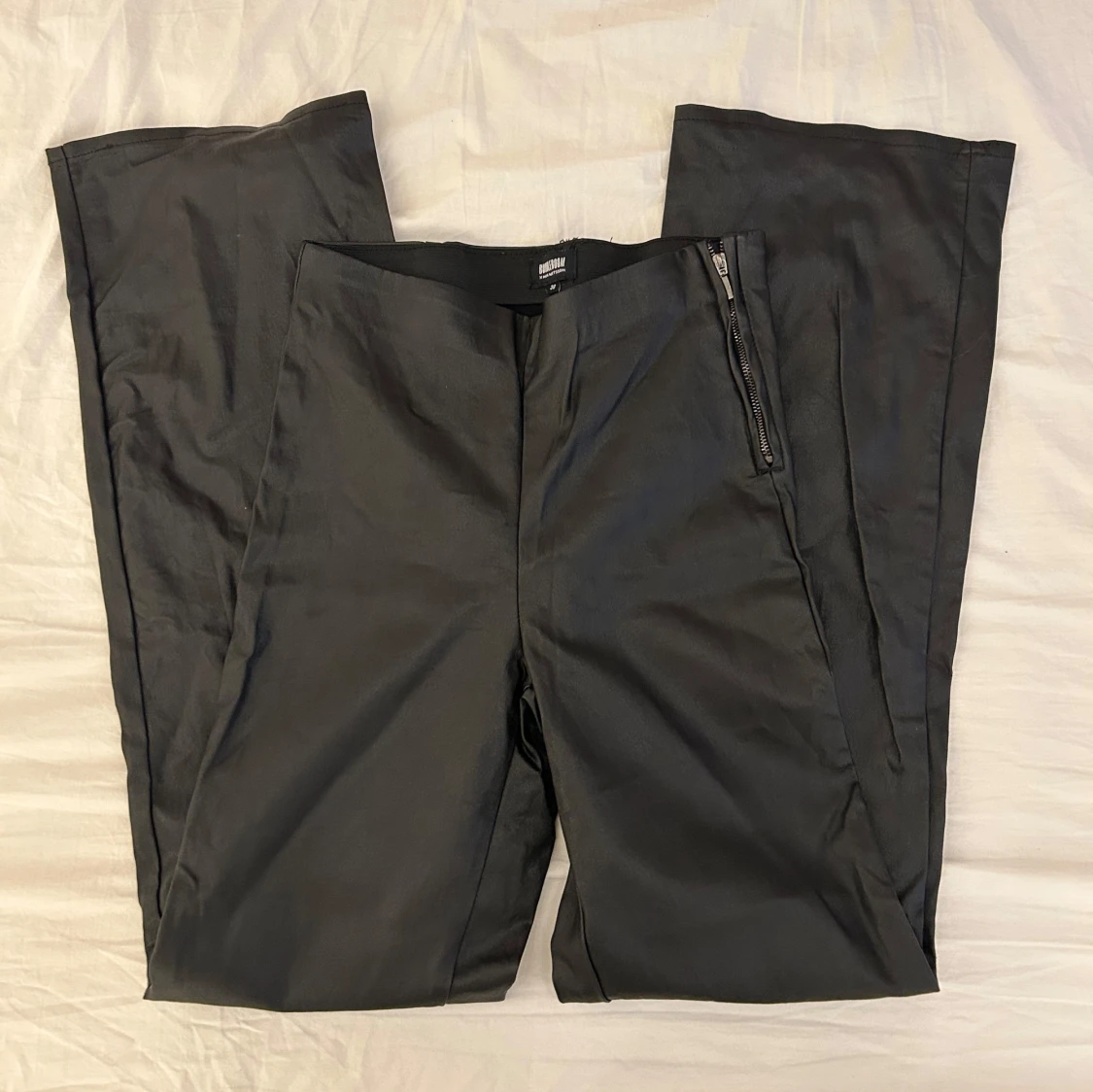 Svarta ”läder” byxor från Bubbleroom x Moa Mattsson