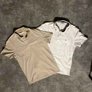 Beige och vitt pikétröja från Jack & Jones - Säljer en stilren beige pikétröja från Jack & Jones med klassisk krage och knappar framtill. Tröjan har ett diskret broderat märke på bröstet och är tillverkad i bomull. Perfekt för en clean och avslappnad look. Ränder ut min garderob och hitta dessa tröjorna. De har används ungefär tre gånger och har inga slitage. Ny pris 400kr st