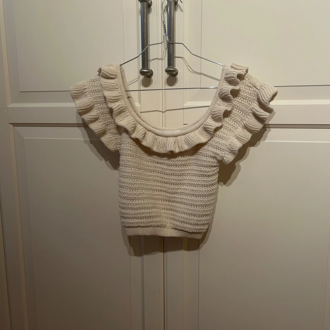 Beige stickad croppad topp med volang från H&M