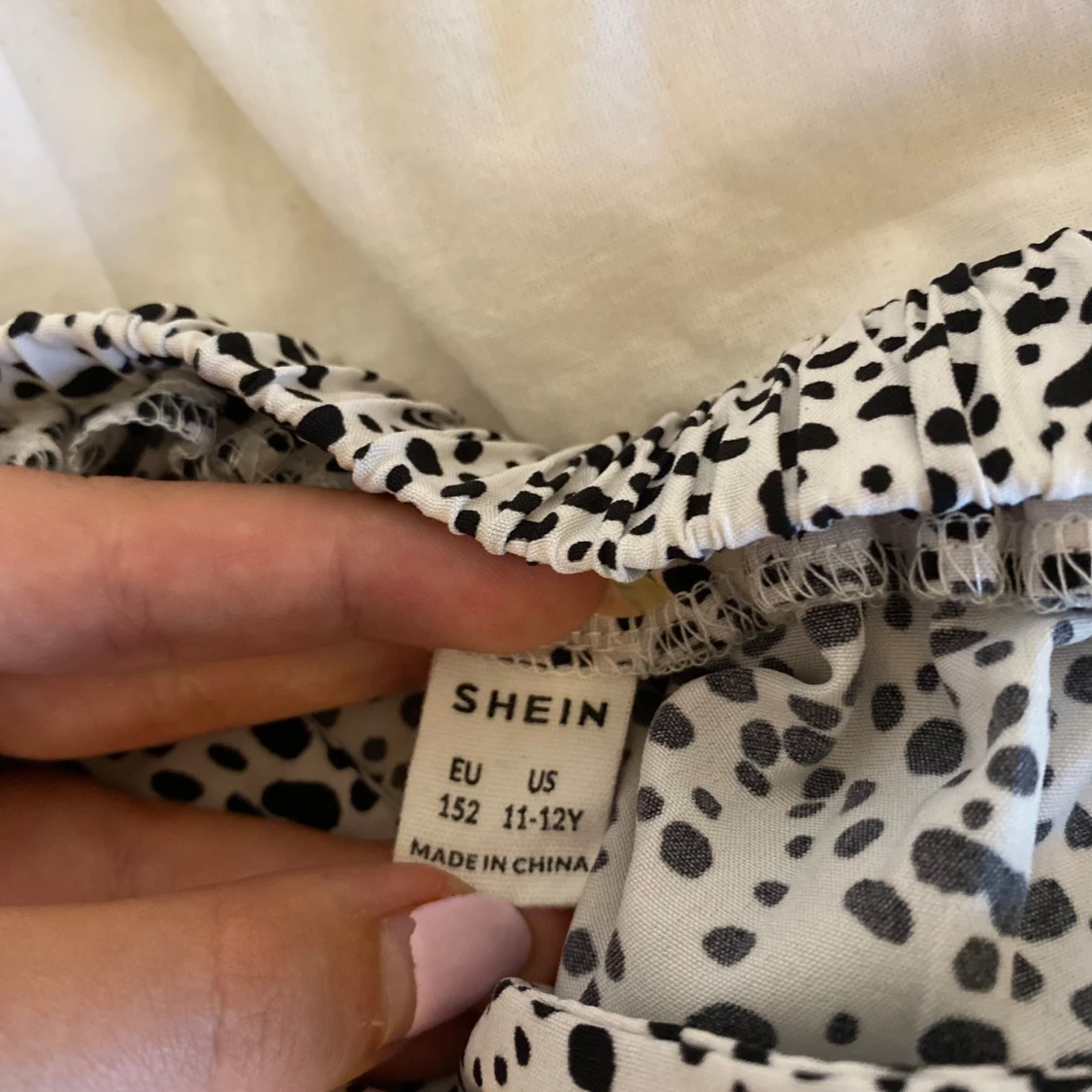 Vit omlottkjol med svarta prickar från SHEIN - 2