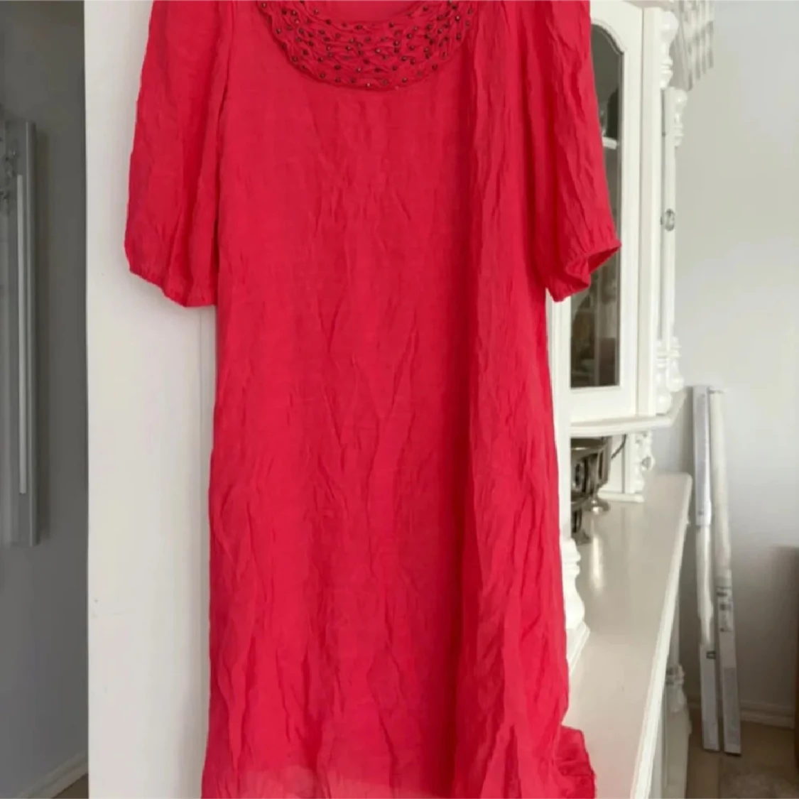 Röd klänning med pärldetaljer från Isay