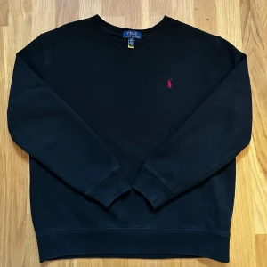 Svart sweatshirt från Polo Ralph Lauren - Ralph Lauren tröja Storlek 14-16 motsvara ungefär Xs Ser ut att vara urtvättad på bilden men är inte det, är bara ljuset Skriv om du har frågor!