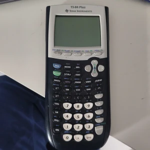 TI-84 Plus miniräknare från Texas Instruments - Säljer en grafritande miniräknare TI-84 Plus från Texas Instruments. Säljer då jag äntligen inte behöver den längre🙏. Batterier följer med. 