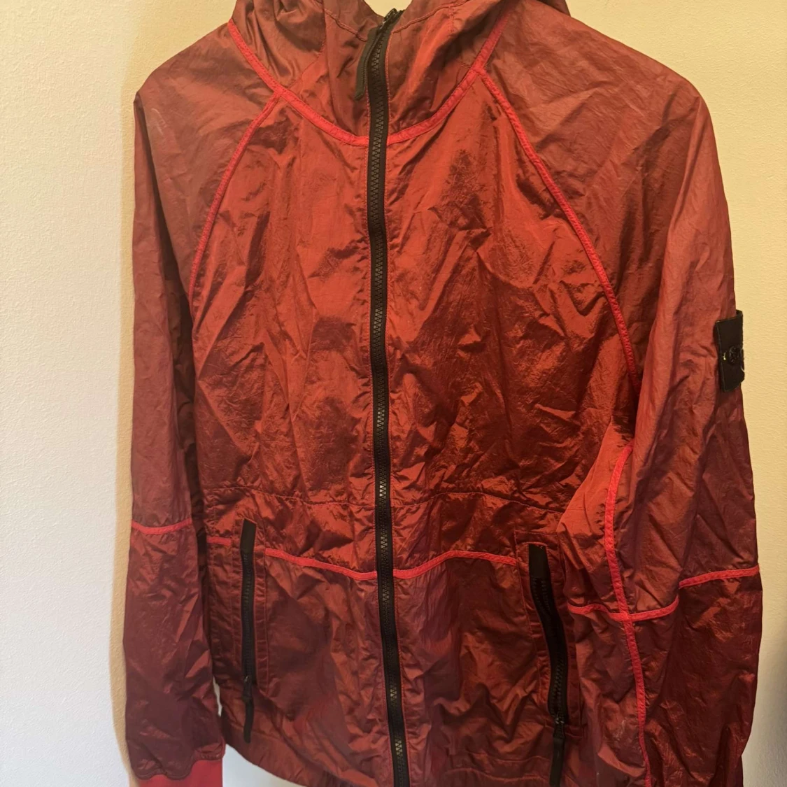 Röd vindjacka från Stone Island