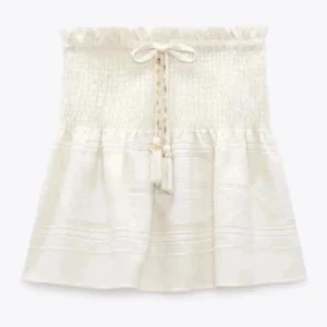 Zara kjol - Snygg kjol ifrån Zara storlek S köpt för 400kr men passar tyvärr inte så säljer den nu billigt då jag vill bli av med den färg:beige/vit
