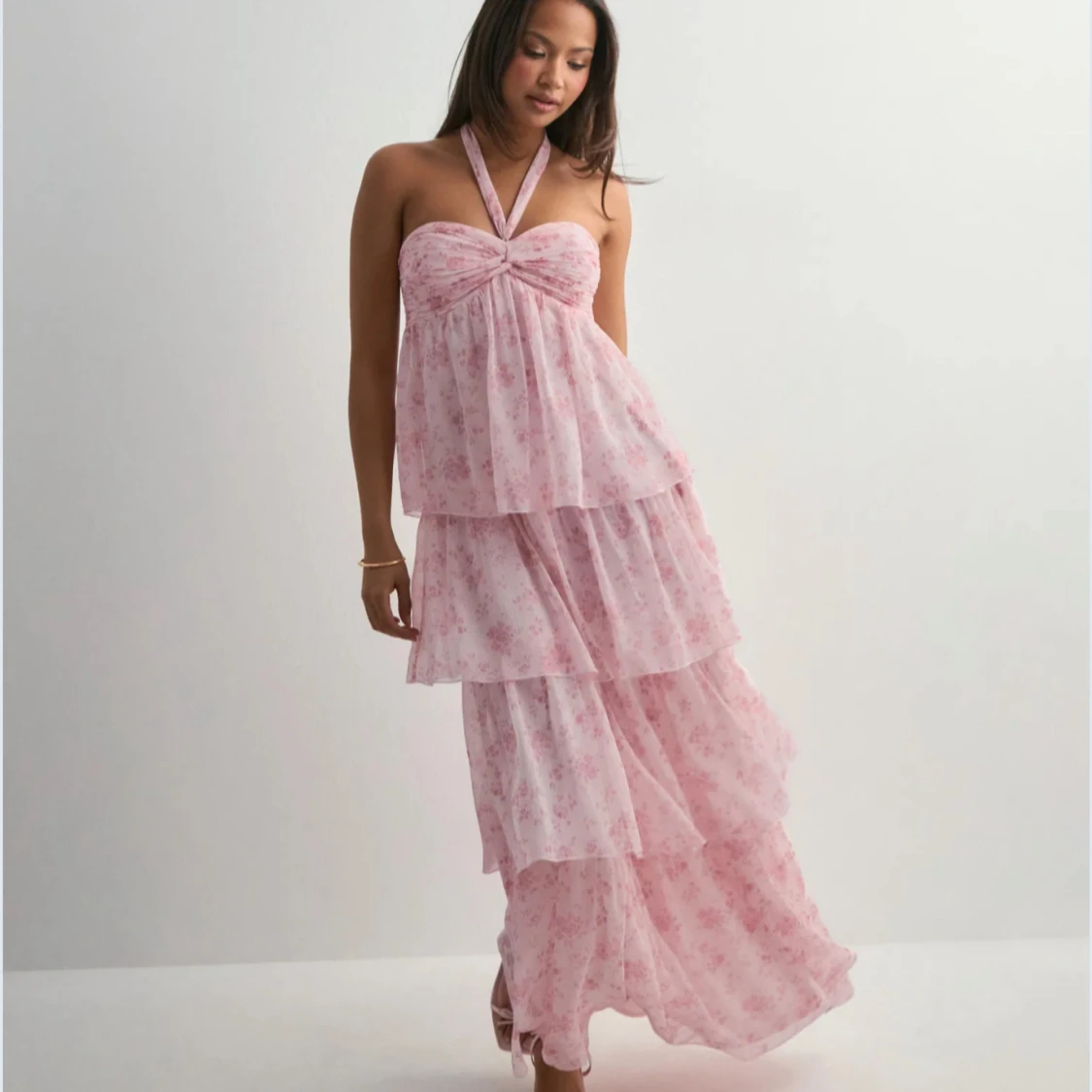 Ljusrosa klänning med volanger - 2