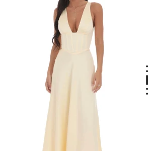 Balklänning  - Säljer denna sjukt fina balklänning med lappar kvar och heeeelt oanvänd! Säljer för jag inte fick skicka tillbaka och för att jag hittat en annan jag ska ha! Kommer posta direkt när nån köper för att hinna på den 