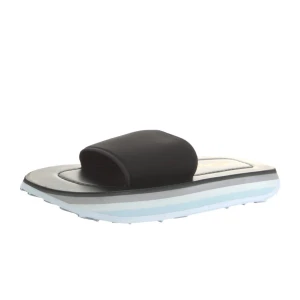 Svarta sandaler med platåsula från Lant - Säljer ett par svarta sandaler från Lant med bred rem över foten och cool platåsula i lager av vitt, grått och svart. Snygg och modern design med fyrkantig tå och räfflad undersida för extra grepp.K Kommer med låda och påse