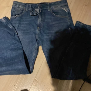Replay jeans  - Säljer ett par klassiska blå jeans från Replay, modell Marty. Jeansen har en slim fit och normal passform med fem fickor och dragkedja. Perfekta för dig som gillar en tidlös stil och vill ha ett par jeans som funkar till det mesta.