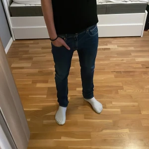 Blå jeansbyxor från Replay - Säljer dessa feta jeans från replay. Köpte för några månader sedan för 1800 kr. Inprinsip nyskick, modellen är Anbass hyperflex, kom dm för frågor! Pris kan diskuteras 