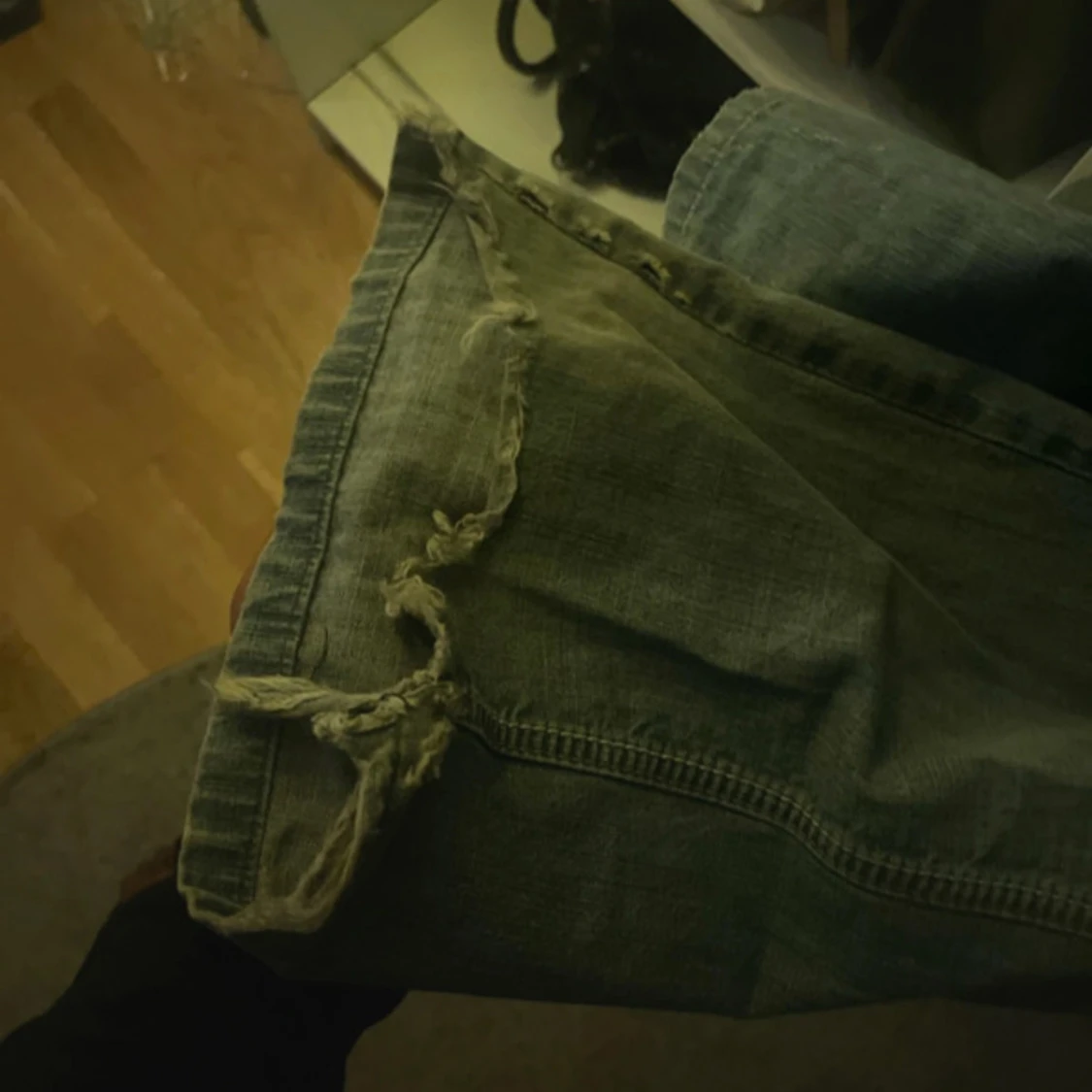 Blå bootcut jeans med slitningar - 1