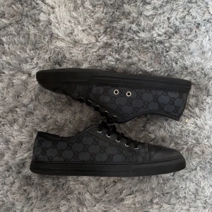 Svarta sneakers från Gucci med monogram - Gucci GG Supreme Monogram Black  Skick: 7/10 Nypris: 8900kr+ Pris: 3990kr Frakt: (Hemlevererat spårbart)📦  Tveka inte att höra av dig vid minsta frågan!