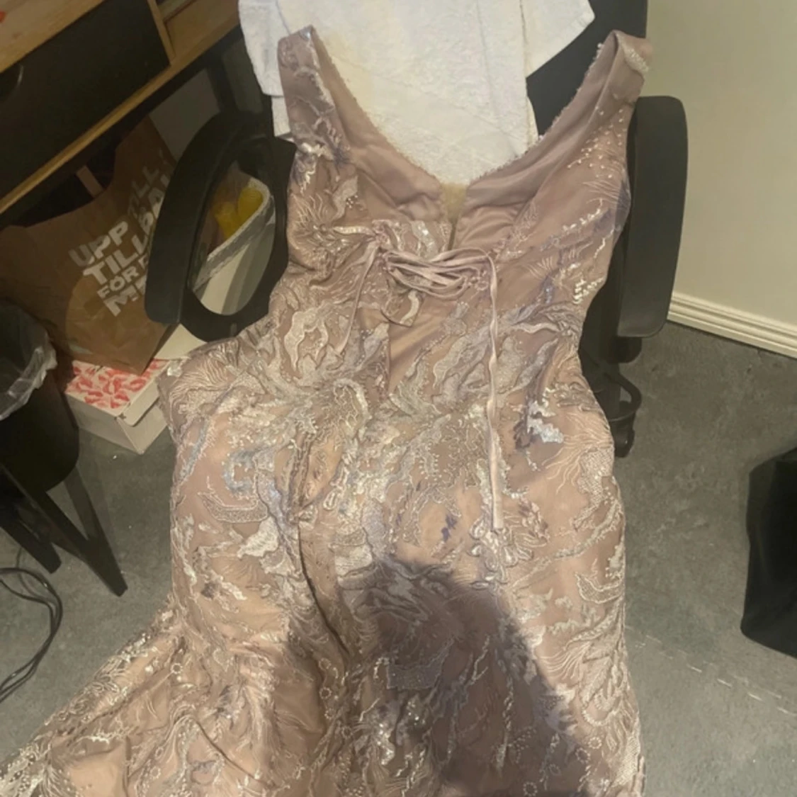 Champagnefärgad långklänning med paljetter och spetsdetaljer - 2