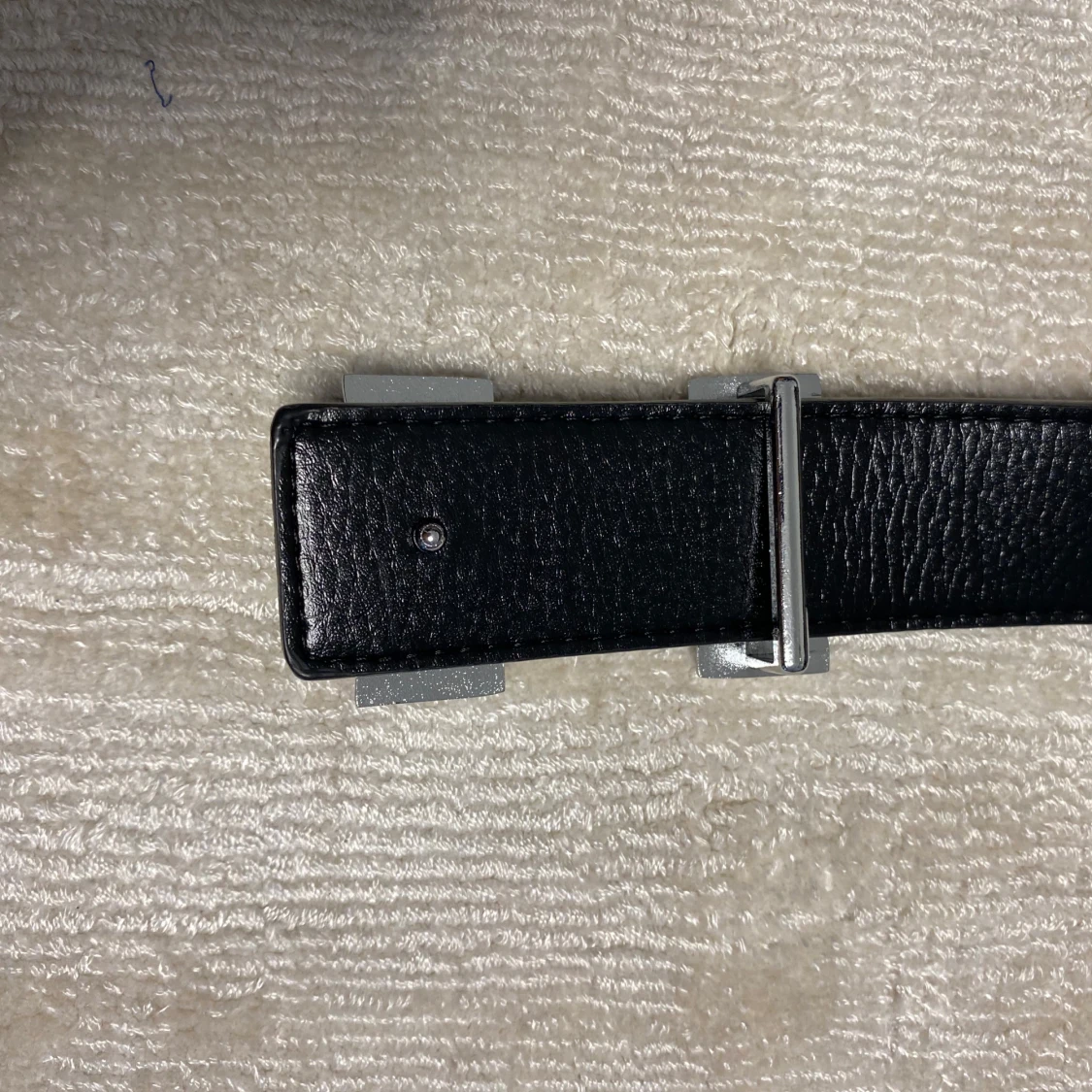 Svart skärp med H-spänne  - 2