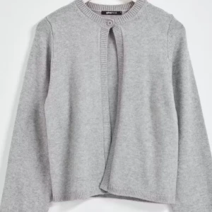 Ljusgrå stickad kofta från Gina Tricot - Säljer denna kofta från Gina Tricot. Knappt använd och slutsåld i butik. Koftan har en enkel knapp högst. Perfekt att slänga över en topp eller t-shirt. 