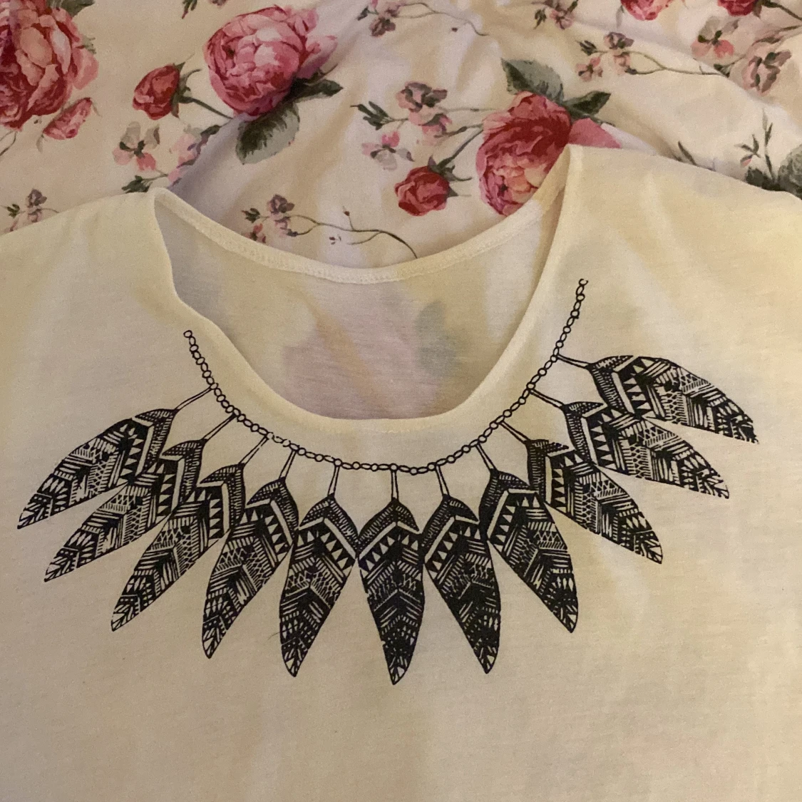 vit t-shirt med svart fjädermönster - 2