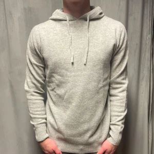 Kashmir/Merino hoodie - En stilren Kashmir/merino hoodie i färgen ljusgrå! Storlek XS! Grymt skick, inga defekter! Hör av dig vid frågor!🌟