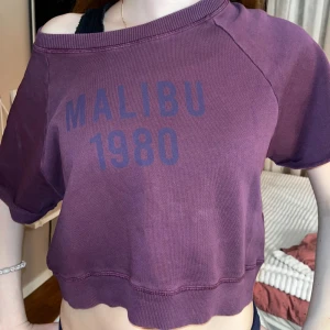 Fin tröja från Zara💗 - Använd 1 gång, priset kan diskuteras❤️passar för xxs, xs, s och m! Den är en blandning av lila och vinröd