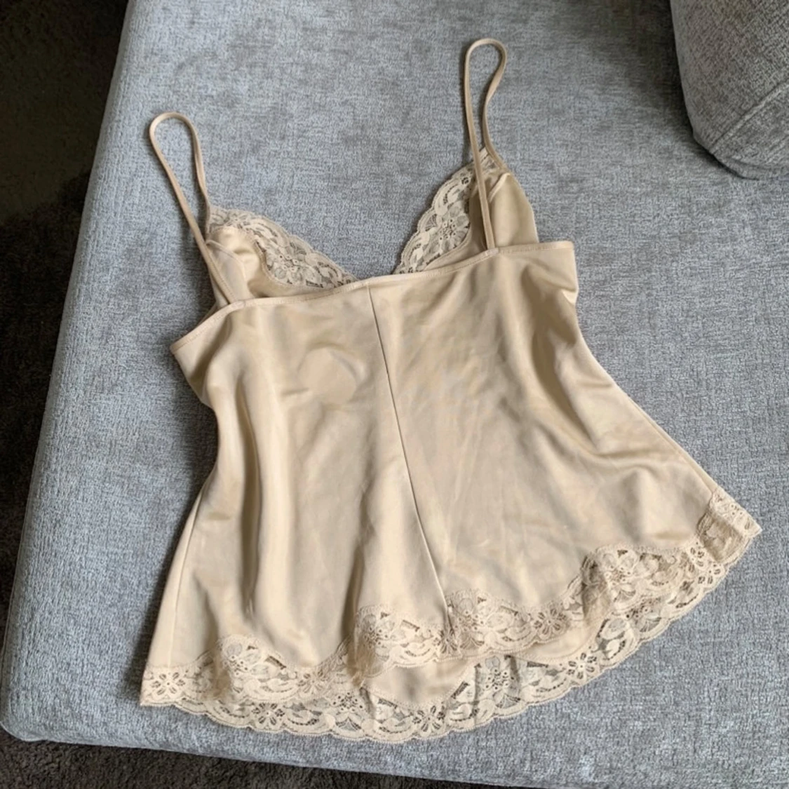 Beige linnetopp med spetsdetaljer - 2