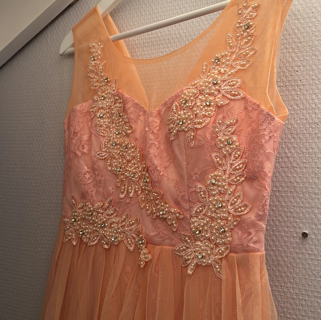 Persikofärgad långklänning med spets och pärlor - 1