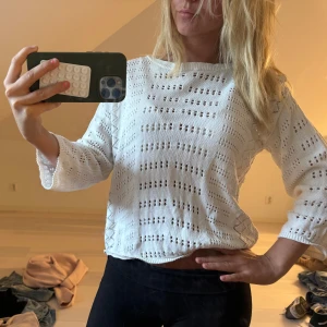 Vit virkad tröja med trekvartsärm - Säljer en vit virkad tröja med trekvartsärm. Passar Xs-M