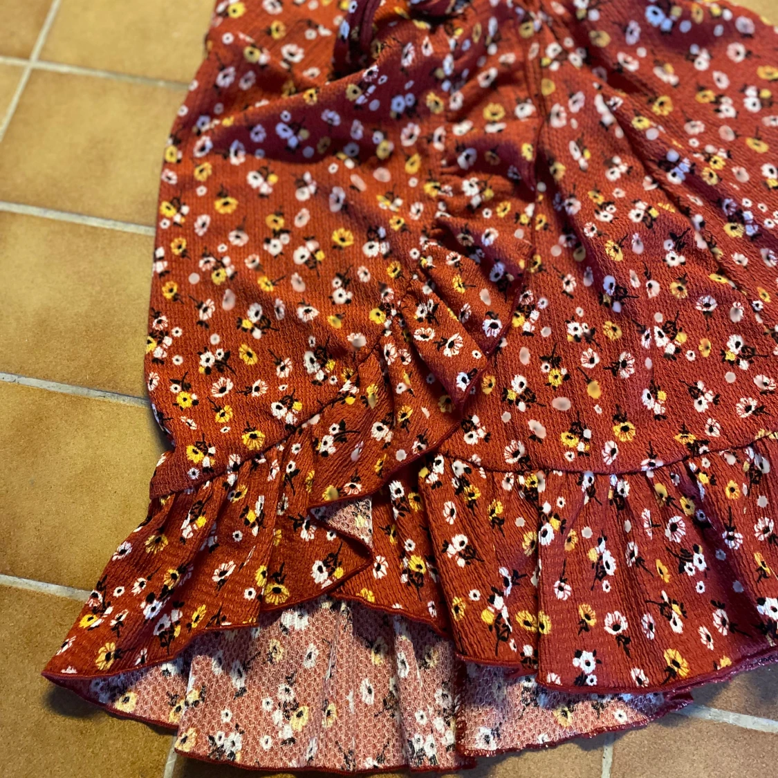 Röd blommig omlottkjol från Gina Tricot - 3