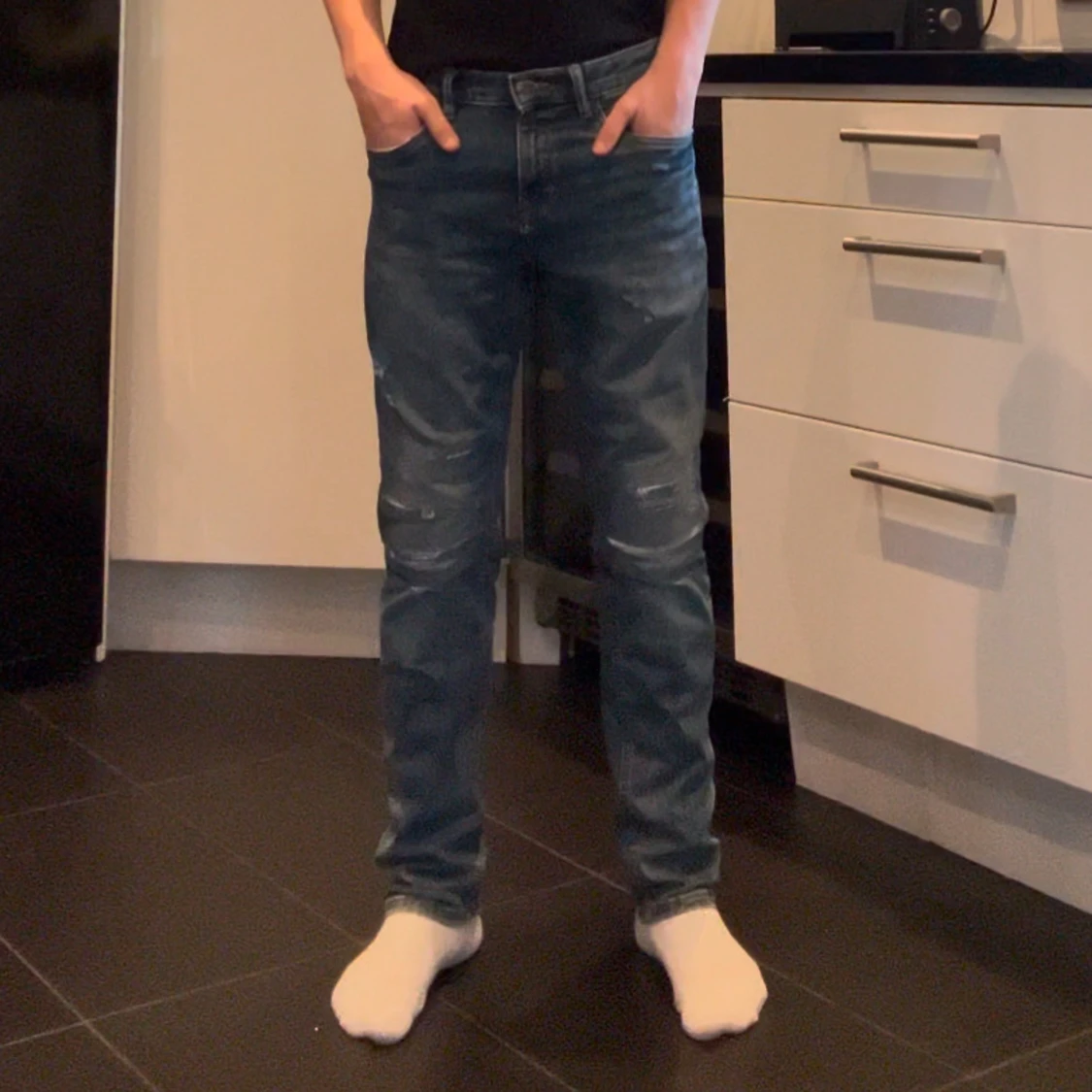 Jeans med slitningar  - 1