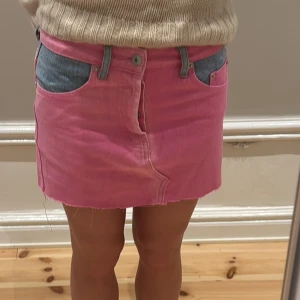 Rosa jeanskjol - Midjemått rakt över: 35cm💘