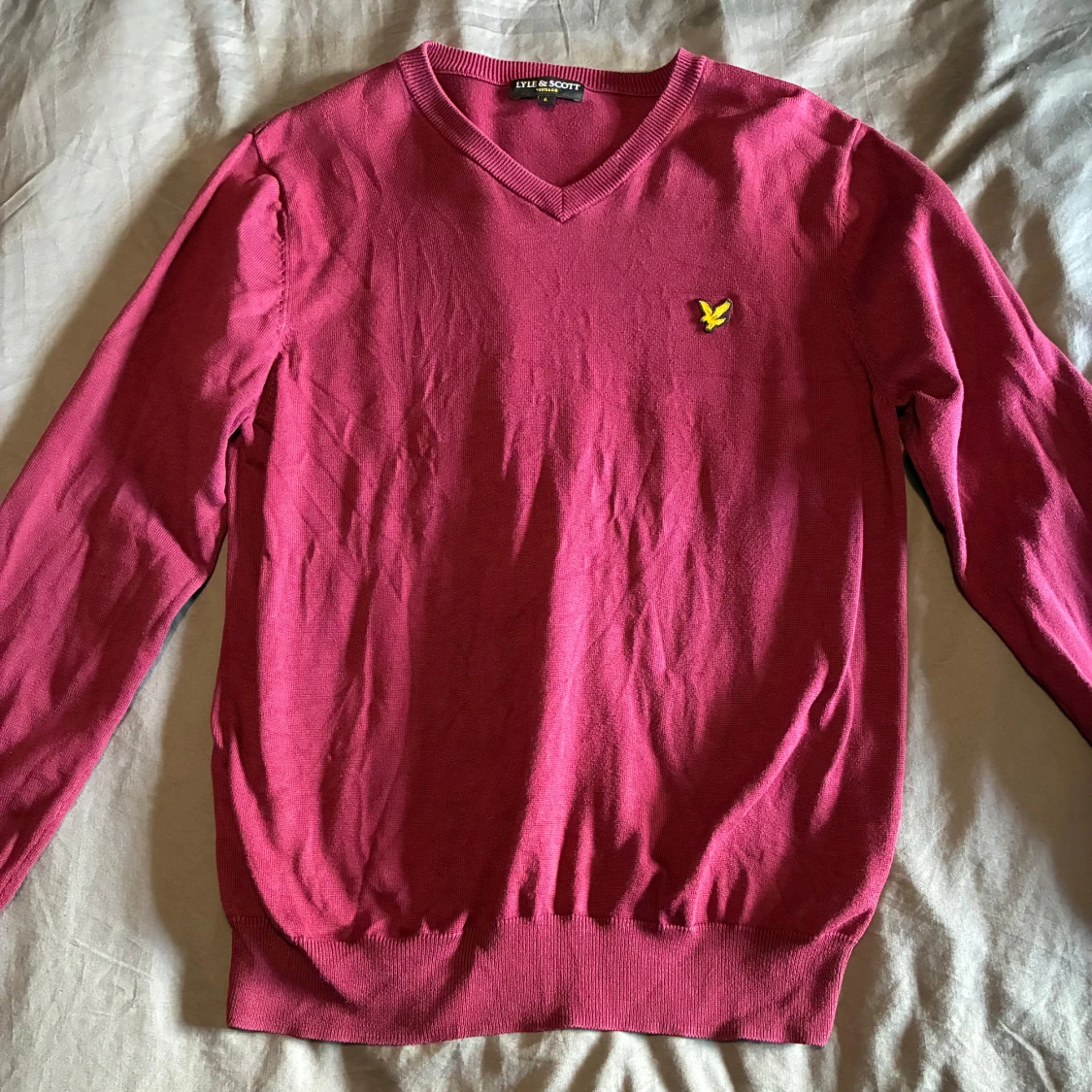 Vinröd v-ringad tröja från Lyle & Scott