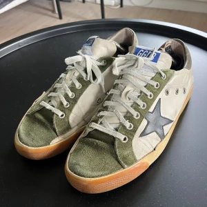 Golden Goose - Säljer mina Golden Goose då jag inte använder de längre. Använda väldigt mycket och därav slitaget. Man noterar inte slitaget på samma sätt när de sitter på.