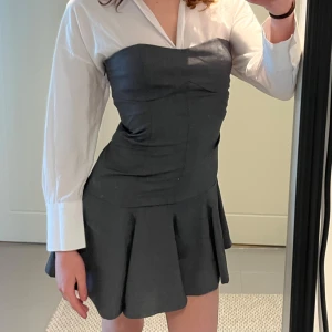 Grå tubklänning - Supergullig grå tubklänning! Den är i nyskick (dock utan prislapp), endast provad av mig men annars oanvänd. Storlek 36💕