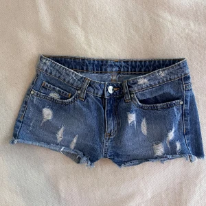 Lågmidjade jeansshorts - Supersnygga och Lågmidjade jeanshorts, midjemått 37 tvärs över, passar inte mig så har tyvärr inga bilder på💕💕