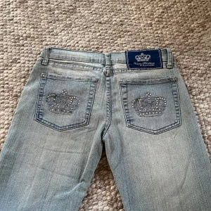 Victoria Beckham jeans - Säljer mina Victoria Beckham jeans. Det finns en liten fläck på baksidan bredvid fickan - se sista bilden!! Priset kan diskuteras 