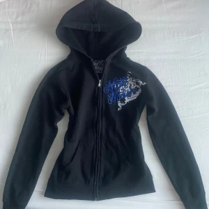 Hoodie  - Zip up hoodie ifrån Metal mulisha som tyväär inte kommer till användning längre. Pris kan självklart diskuteras och använd gärna köp nu 💕