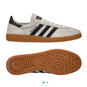 Adidas Spezial sneakers med svart-vita ränder - Adidas Spezial sneakers i vitt mocka med svarta ränder och brun gummisula. Klassisk retrostil med snörning och rund tå. Perfekta för dig som gillar streetwear och sportig look. Köptes i höstas och använda få gånger. Nypris 1300kr