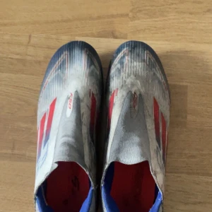 Adidas f50 PRO strl 40 - Säljer ett par Adidas fotbollsskor.mycket bra kvalite men dock lite använda. Dom är utan snören och jätte lätta att ta på sig.