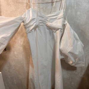 Vit klänning med puffärmar och smala axelband - Säljer en vit klänning med smala axelband och stora puffärmar. Aldrig använd, etikett kvar!🤍 skriv privat för tydligare bild!! Storlek S men skulle säga att den passar  M också 