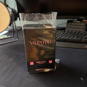 Valentino Uomo Born In Roma Intense EdP - Parfymen Valentino Uomo Born In Roma Intense EdP helt nytt skick. Skriv om du vill ha fler bilder