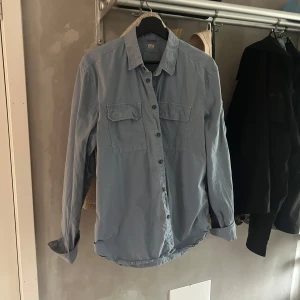 Ljusblå skjorta från C.P. Company - Säljer en ljusblå skjorta/overshirt från C.P. Company. Skjortan har långa ärmar och knäppning framtill. Perfekt för en stilren outfit på en somrig dag🙌nypris ca 4000