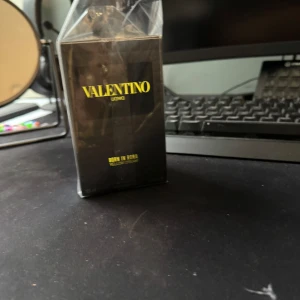 Valentino Born in Roma Yellow dream - Säljer en Valentino Born in Roma yellow dream. Den är i helt nytt skick. Skriv om du vill ha fler bilder!