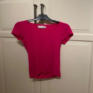 Rosa tränings topp från Imitz - Säljer en enkel och snygg rosa tränings topp från Imitz i storlek M. Toppen har rund halsringning och korta ärmar. 