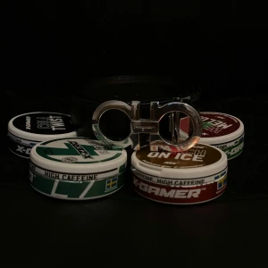 Svart skärp från Ferragamo med silverfärgat spänne - Säljer ett svart bälte från Ferragamo med ett stort, glänsande silverfärgat spänne i metall. Bältet är gjort av skinn och har märkets logotyp ingraverad på spännet. Storlek 42/105.