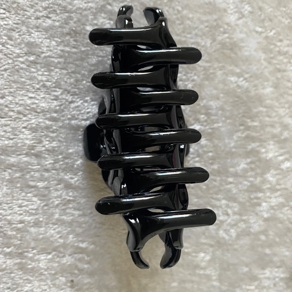 Svart hårklämma med blommor - 2