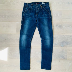 ONLY. Jeans Jeano – Exklusiva jeans från Italien - ONLY. JEANS är en exklusiv jeansserie tillverkad i Italien med hög kvalitet. I gott skick, nytvättade, men vissa tecken på slitage finns. Storlek 28. Midjan är 82cm. Nypris över 1000 kr.  Kan hämtas i Kista, Stockholm. 