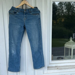 Levi's 501 blå jeans straight fit - Klassiska blå Levi's 501 jeans med rak passform och femficksdesign. Jeansen har normal midja och är tillverkade i slitstarkt bomullsdenim. Perfekta för dig som gillar en tidlös och avslappnad look.Pris kan diskuteras vid snabb affär!!