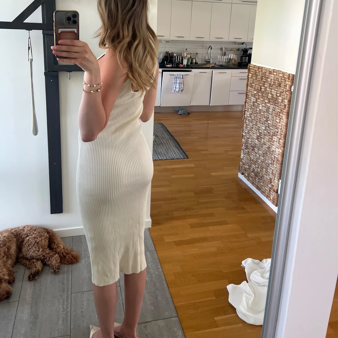 Vit ribbad midiklänning med v-ringning💛 - 1