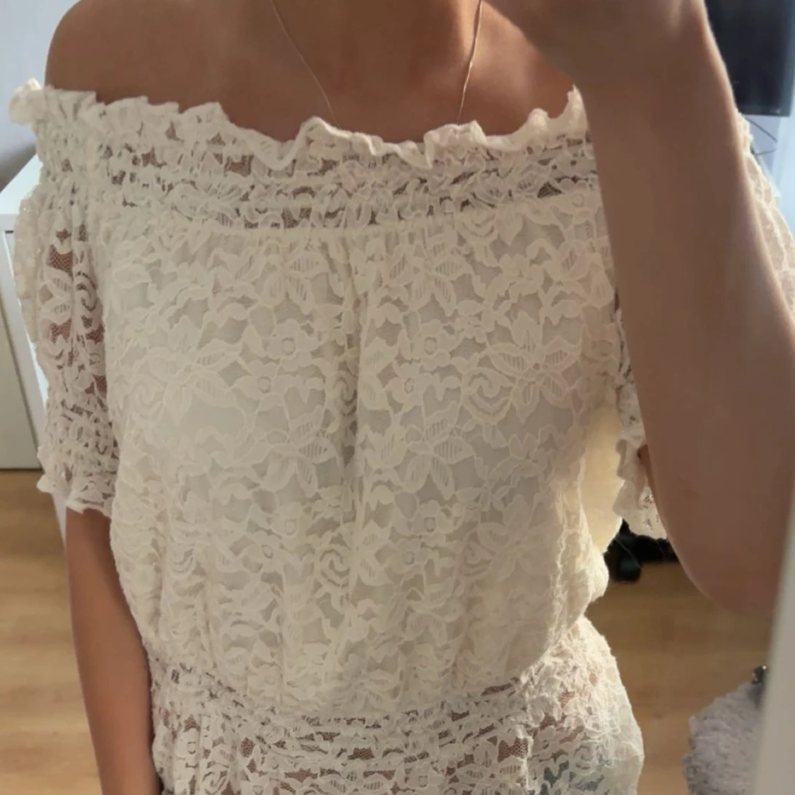 Vit offshoulder spetsblus - 1