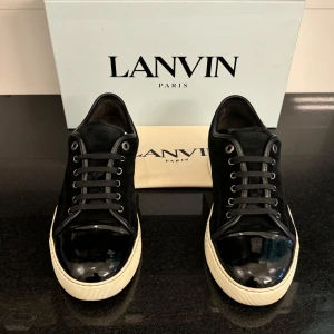 Lanvin Skor - Feta Lanvin skor i blå | UK 7 som motsvarar ca 41-42 | Dem är i ett grymt bra skick med nästan inga tecken av användning | Lanvin-box, dustbag följer med | Tveka inte att kontakta oss vid minsta fundering!