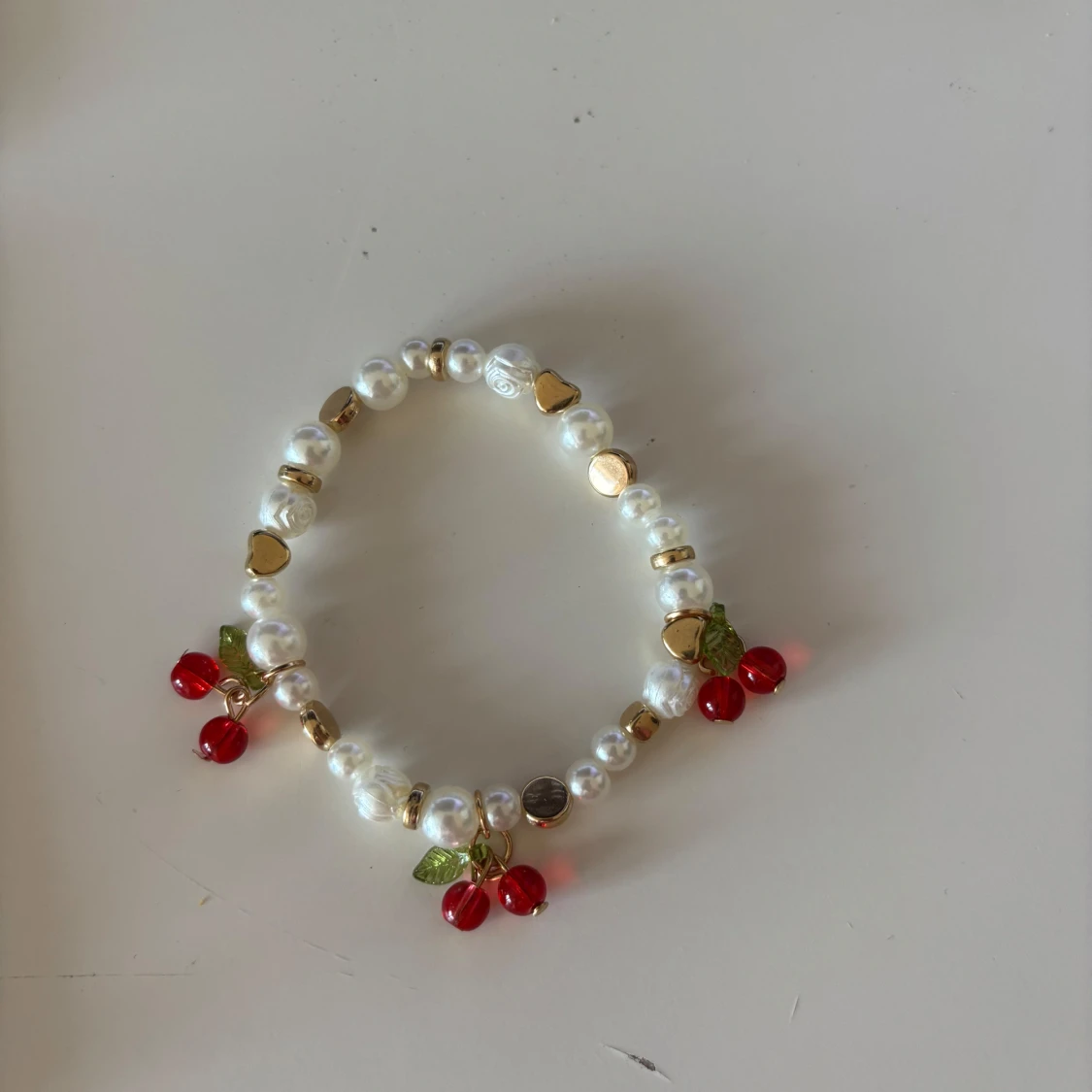 Pärlarmband med körsbärsberlocker - 1